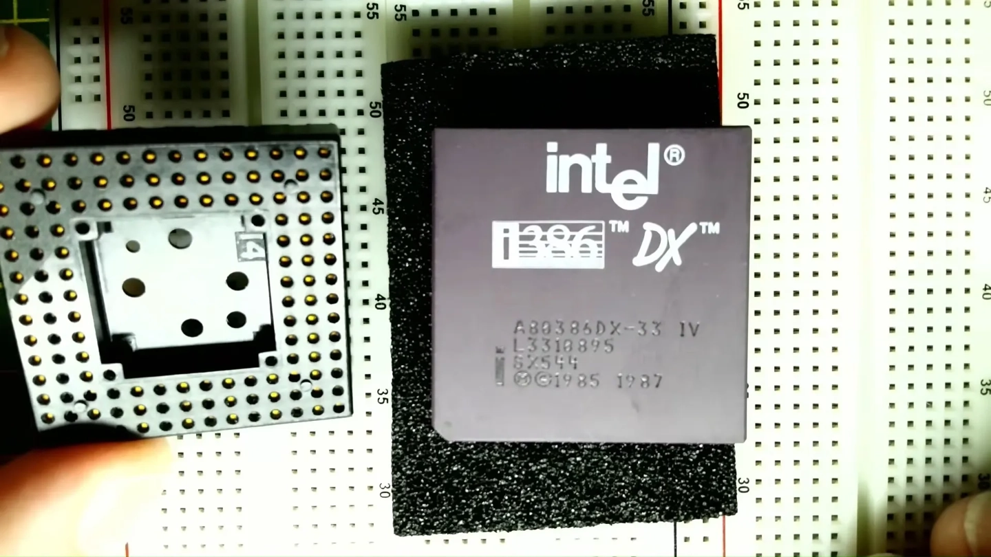 电子爱好者挑战面包板组装 Intel 386 系统，需手动连接 136 个 CPU 针脚插图