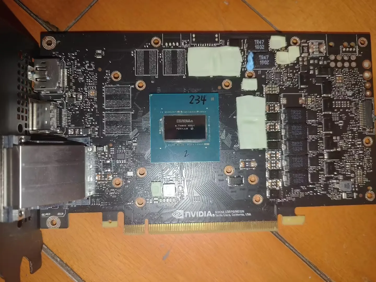 支持 PCIe 4.0，英伟达神秘“图灵”世代核心工程样卡现身插图1