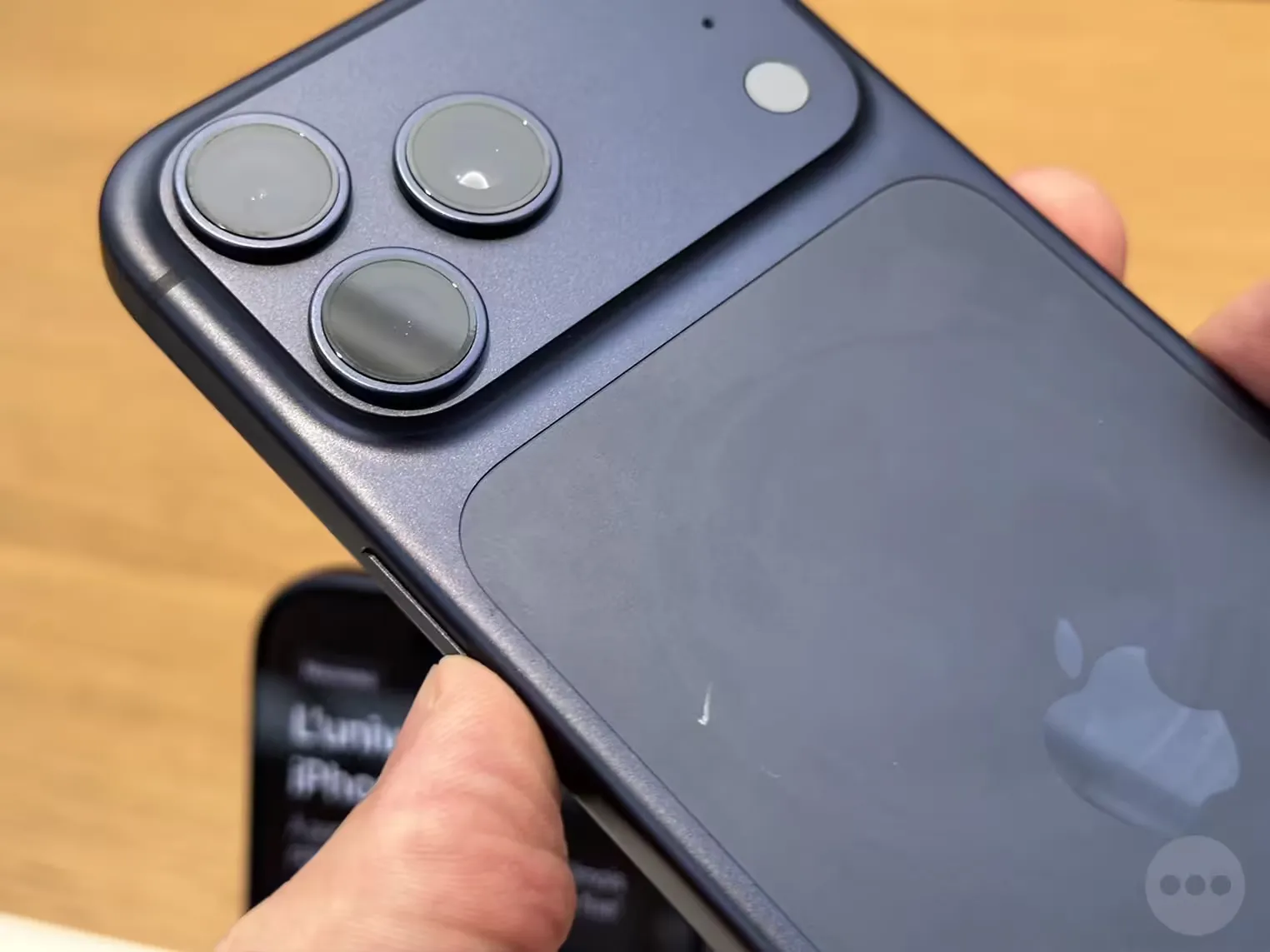 苹果回应 iPhone 17 Pro / Max 划痕争议，实为老旧 MagSafe 支架材料转移插图