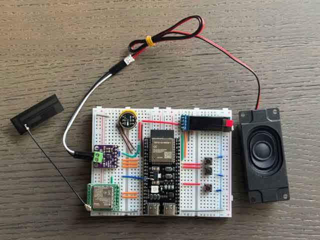 小智 AI 聊天机器人 （XiaoZhi AI Chatbot）: 开源AI硬件开发工具