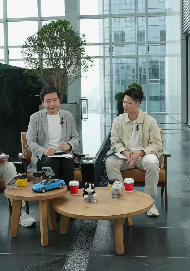 雷军回应“小米老是赶潮流”质疑：我们是最早一批做机器人的公司，现在也是亏钱，整个行业发展还在早期插图